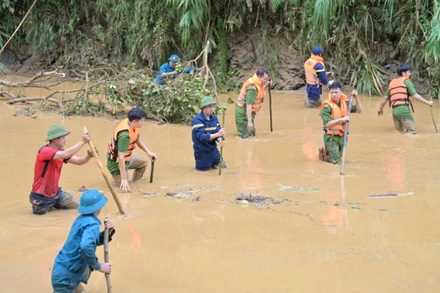 Lực lượng chức năng tích cực tìm kiếm nạn nhân mất tích.