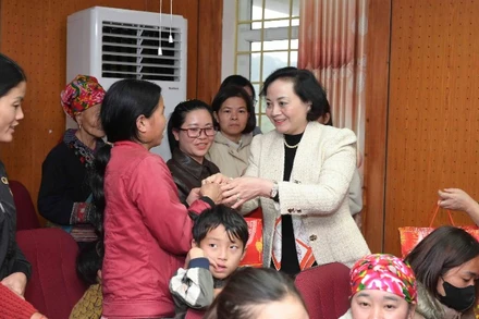 Phó Thủ tướng Phạm Thị Thanh Trà tặng quà cho nhân dân biên giới tỉnh Lào Cai.