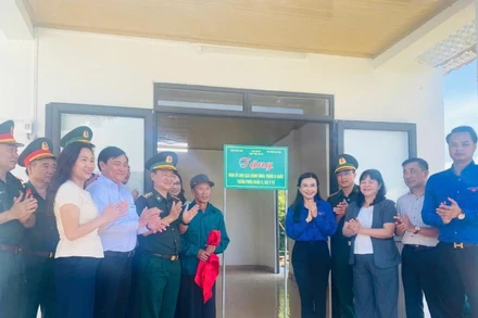 Cắt băng, trao nhà mới cho người dân.