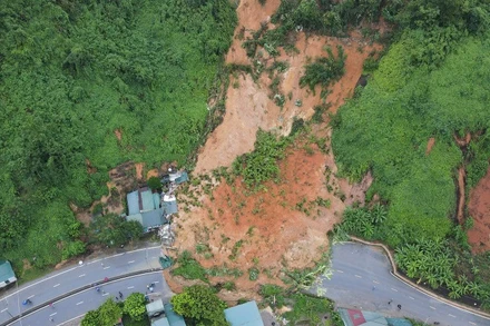 Hàng nghìn mét khối đất đá do sạt lở tràn xuống gây tắc Quốc lộ 70.
