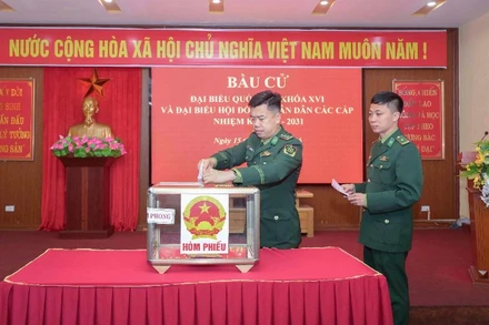 Lãnh đạo Đồn Biên phòng Cửa khẩu quốc tế Lào Cai bỏ phiếu bầu cử.