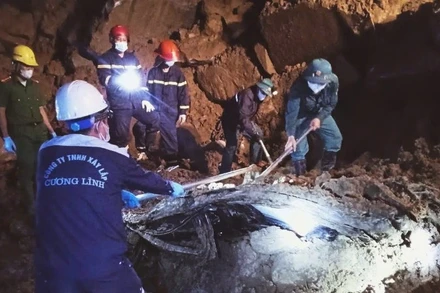 Lực lượng chức năng xuyên đêm tìm kiếm các nạn nhân.