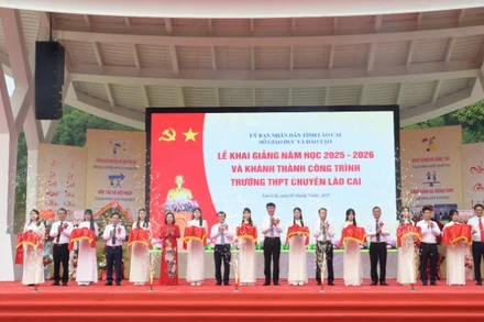 Các đại biểu cắt băng khánh thành Trường trung học phổ thông chuyên Lào Cai.