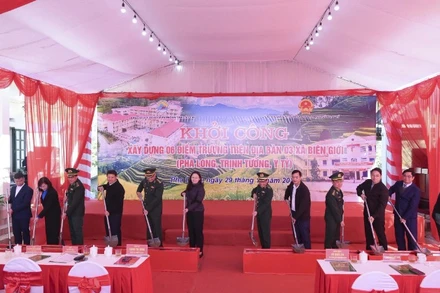 Các đại biểu thực hiện nghi thức khởi công xây dựng các điểm trường cho học sinh biên giới.