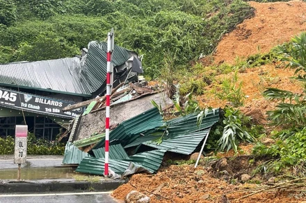 Mưa lớn gây sạt lở, làm đổ sập hoàn toàn 1 căn nhà tại xã Phong Hải.