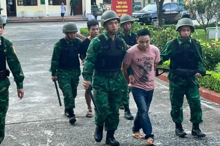 Bộ đội Biên phòng Lào Cai áp giải các đối tượng phạm tội đưa người nhập cảnh trái phép.