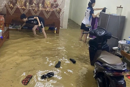 Mưa lũ gây ngập úng, thiệt hại nhiều tài sản của người dân.