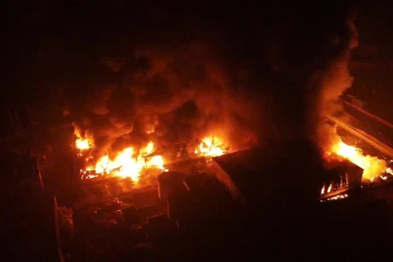 Ngọn lửa bùng cháy dữ dội tại khu công nghiệp Âu Lâu.