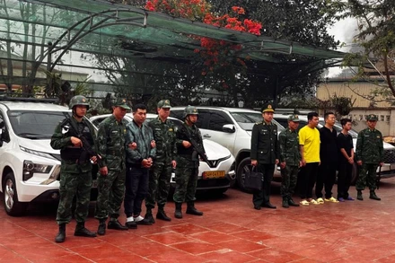 Các đối tượng cùng tang vật bị bắt giữ.