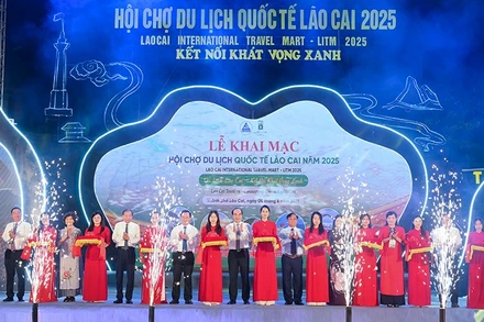 Các đại biểu cắt băng khai mạc Hội chợ Du lịch quốc tế Lào Cai năm 2025.