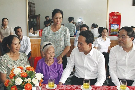 Đồng chí Trần Lưu Quang, Bí thư Trung ương Đảng, Trưởng Ban Chính sách, chiến lược Trung ương thăm, tặng quà các gia đình chính sách.