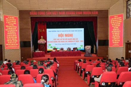 Quang cảnh hội nghị tiếp xúc cử tri.