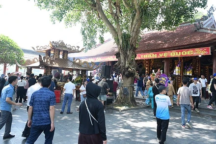 Đền Bảo Hà thu hút đông đảo người dân và du khách.