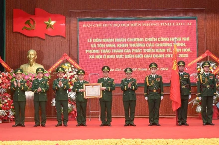 Thiếu tướng Nguyễn Văn Thiện, Phó Tư lệnh Bộ đội Biên phòng thừa ủy quyền của Chủ tịch nước trao tặng Huân chương Chiến công hạng Nhì cho Ban Chỉ huy Bộ đội Biên phòng tỉnh Lào Cai.