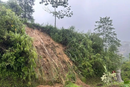 Mưa lớn gây sạt lở đất đá trên các tuyến đường.