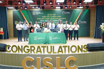 Ký kết hợp tác triển khai chương trình giáo dục kinh doanh và khởi nghiệp dành cho học sinh.