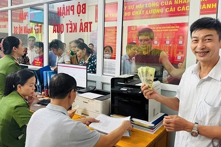 Người dân phấn khởi nhận quà Tết Độc Lập.