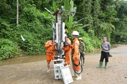 Cán bộ điện lực Lào Cai khắc phục sự cố do thiên tai.