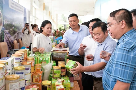 Các đại biểu tham quan gian hàng nông sản địa phương.