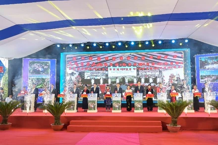 Phó Thủ tướng Lê Thành Long cùng các đại biểu thực hiện nghi thức khởi công, động thổ xây dựng Trường phổ thông nội trú tiểu học và trung học cơ sở Bản Lầu.