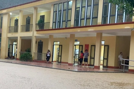 Mưa lớn gây ngập lụt tại Trường Phổ thông dân tộc bán trú Trung học cơ sở xã Mỏ Vàng.