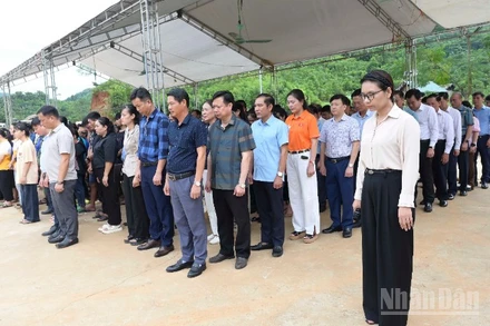Các đại biểu dành phút mặc niệm cho những người thiệt mạng và mất tích tại Làng Nủ.