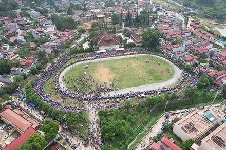Sân vận động huyện Bắc Hà chật kín người dân và du khách đến cổ vũ cho các kỵ mã.
