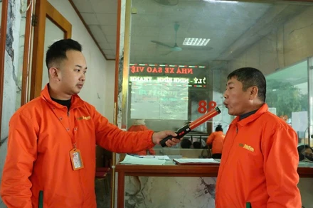 Kiểm tra nồng độ cồn của lái xe trước khi xuất bến.