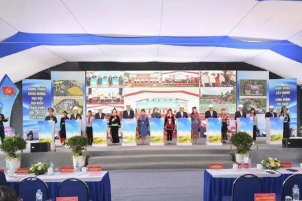 Phó Thủ tướng Chính phủ Phạm Thị Thanh Trà cùng các đại biểu nhấn nút khởi công xây dựng 4 trường nội trú liên cấp trên địa bàn tỉnh Lào Cai.