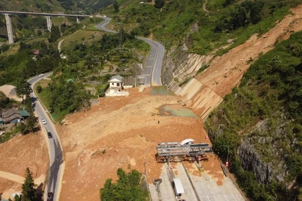 Khu vực sạt lở tại trạm thu phí BOT Lào Cai-Sa Pa.