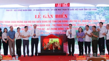 Các đại biểu gắn biển công trình chào mừng Đại hội Đảng bộ tỉnh Cao Bằng nhiệm kỳ 2025-2030.