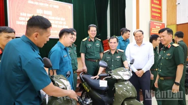 112 xe máy được bàn giao phục vụ công tác của Ban Chỉ huy Quân sự cấp xã trong tỉnh Cao Bằng.
