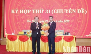 Đồng chí Quản Minh Cường, Bí thư Tỉnh ủy Cao Bằng tặng hoa chúc mừng tân Chủ tịch Hội đồng nhân dân tỉnh Cao Bằng.
