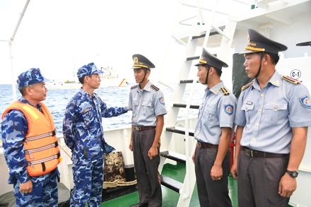 Đại tá Lê Văn Tú thăm hỏi, động viên cán bộ, kiểm ngư viên Tàu KN 411.