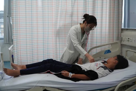 Nhân viên Bệnh viện đa khoa Vũng Tàu theo dõi một bệnh nhân ngộ độc nghi do ăn bánh mì ở đường Đồ Chiểu, phường Vũng Tàu. 