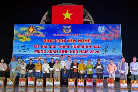 Đại tá Cao Xuân Quận tặng quà tết cho các gia đình chính sách, khó khăn ở Đặc khu Phú Quý.