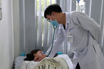 Bác sĩ Bệnh viện Vũng Tàu thăm khám cho một bệnh nhân ngộ độc sau khi ăn bánh mì mua ở đường Đồ Chiểu. 