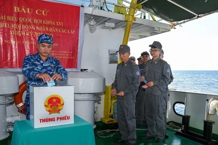 Cán bộ, nhân viên tàu KN 205 bỏ phiếu trên biển. 