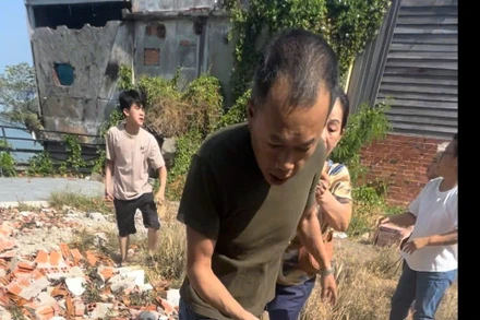 Chủ quán cơm niêu Đặng Trần Quốc V. dùng cán xẻng dí vào đầu nữ du khách khi người này đã té ngã.