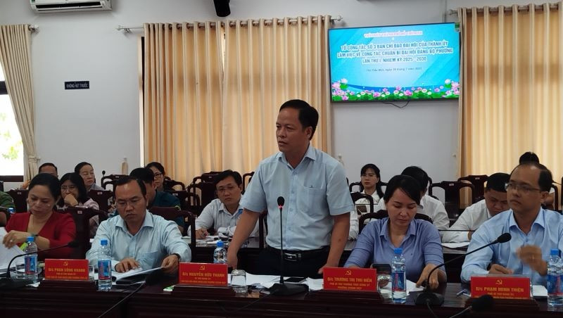 Đại diện Đảng bộ các phường báo cáo công tác chuẩn bị và tổ chức đại hội. to1.jpg