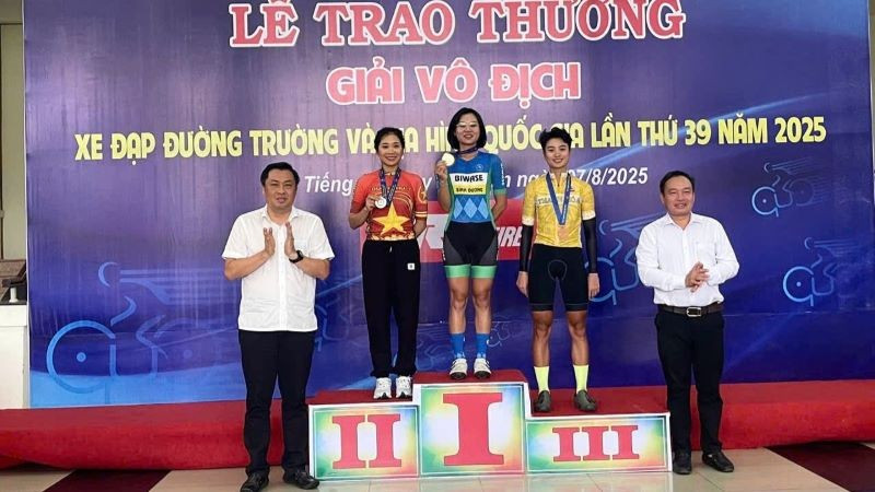 Trưởng Ban tổ chức giải Cao Văn Chóng (bên trái) và Bí thư Đảng ủy, Chủ tịch Hội đồng nhân dân xã Dầu Tiếng Nguyễn Đình Khánh trao thưởng cho các vận động viên đạt thành tích.