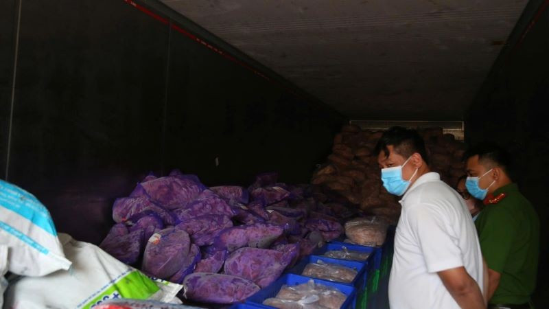 Nhiều thịt gà, thịt heo, ức vịt, xúc xích thành phẩm…đã được niêm phong, tạm giữ. b3.jpg
