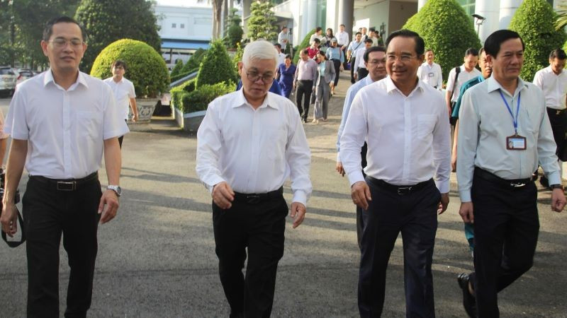Chủ tịch Ủy ban nhân dân Thành phố Hồ Chí Minh Nguyễn Văn Được và Trưởng Đoàn đại biểu Quốc hội Thành phố Hồ Chí Minh Nguyễn Văn Lợi kiểm tra hoạt động Trung tâm phục vụ hành chính công phường Dĩ An. tp4.jpg