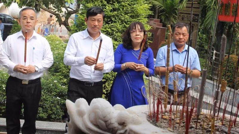 Chủ tịch Hội đồng nhân dân Thành phố Hồ Chí Minh Võ Văn Minh và đoàn công tác dâng hương tại Bia tưởng niệm Liệt sĩ suối Mạch Máng.