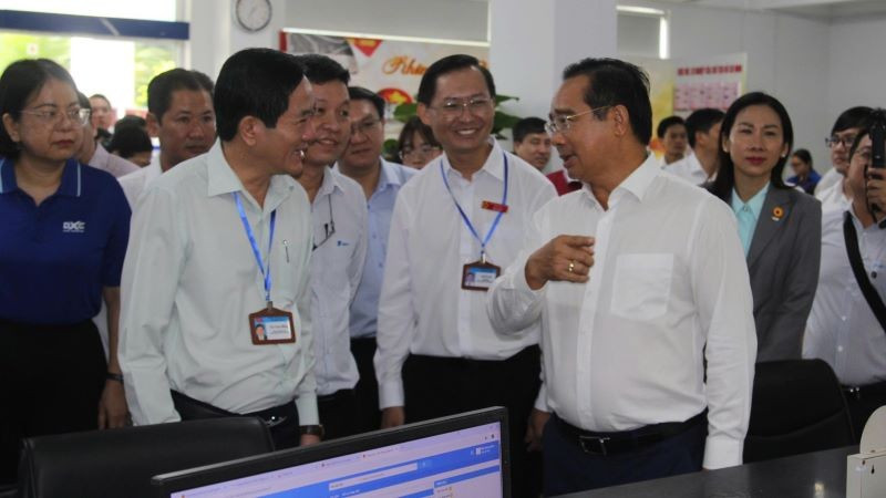 Chủ tịch Ủy ban nhân dân Thành phố Hồ Chí Minh Nguyễn Văn Được kiểm tra hoạt động tại Trung tâm phục vụ hành chính công phường Dĩ An. 