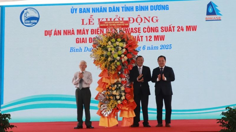 Nguyên Chủ tịch nước Nguyễn Minh Triết trao tặng lẵng hoa chúc mừng lễ khởi động. r2.jpg