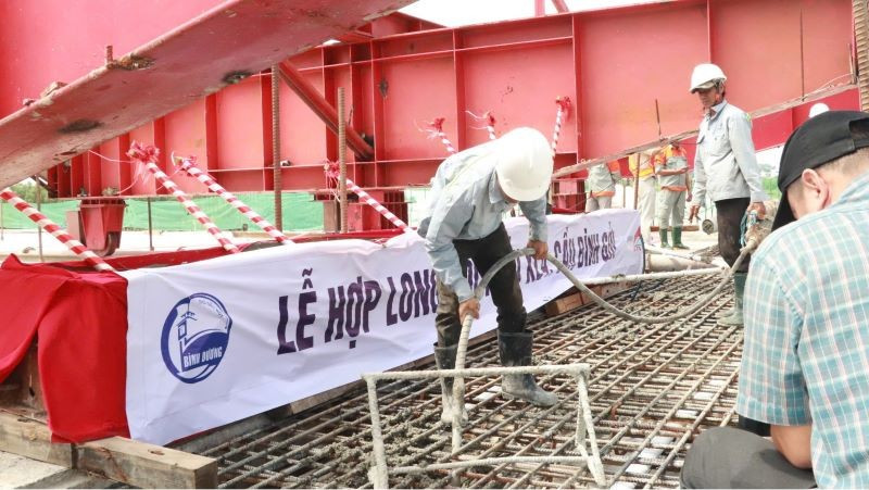 Đổ bê-tông hợp long cầu Bình Gởi. bg6.jpg