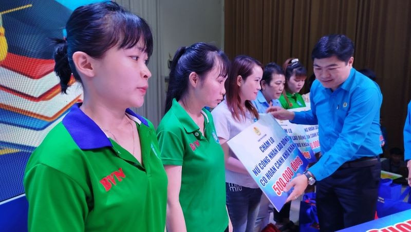 Lãnh đạo Liên đoàn Lao động Thành phố Hồ Chí Minh trao tặng quà cho nữ công nhân lao động có hoàn cảnh khó khăn. hb4.jpg