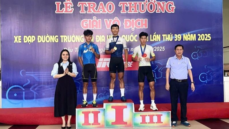 Trao thưởng cho các vận động viên ở nội dung Băng đồng Olympic cá nhân nam. tt5.jpg