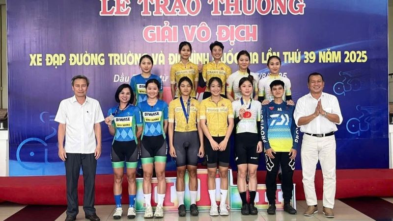 Trao thưởng cho các vận động viên đạt thành tích ở nội dung Đổ đèo đồng đội nữ. tt6.jpg